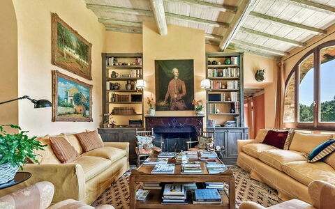 Villa Aiola: Mueble, Casa, Diseño De Interiores, Sofá, Sala, Habitación, Departamento, Marco
