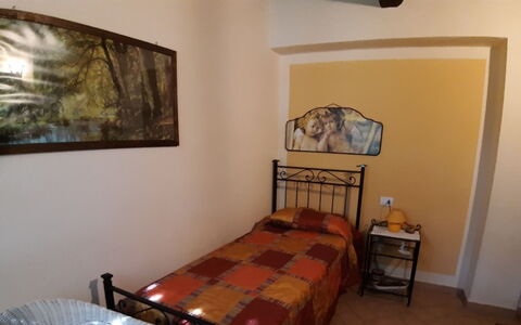 Il Bosco: Pared, Cama, Habitación, Sábana, Lecho, Marco De La Cama, Diseño De Interiores, Marco, Suelo, Linos