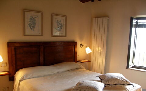 Borgo di Fighine: Cama, Mueble, Habitación, Lecho, Sábana, Pared, Diseño De Interiores, Madera, Suelo, Piso