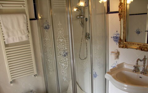 Borgo di Fighine: Pared, Diseño De Interiores, Arreglo De Tubería, Encendiendo, Grifo, Plomería, Baño, Habitación, Suelo, Espejo