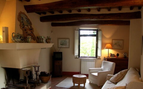 Borgo di Fighine: Mueble, Pared, Diseño De Interiores, Madera, Piso, Habitación, Sala, Marco, Encendiendo, Suelo