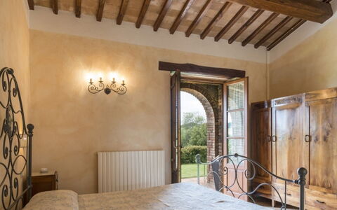 Podere Aurora: Pared, Mueble, Diseño De Interiores, Techo, Habitación, Suelo, Casa, Marco De La Cama, Habitación, Cama