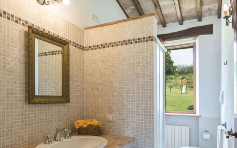 Podere Aurora: Pared, Diseño De Interiores, Arreglo De Tubería, Piso, Techo, Suelo, Plomería, Grifo, Baño, Loseta