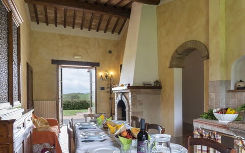 Podere Aurora: Mueble, Casa, Mesa, Casa De Campo, Silla, Cocina Y Comedor Mesa, Villa, Estantería, Planta De Casa, Comedor