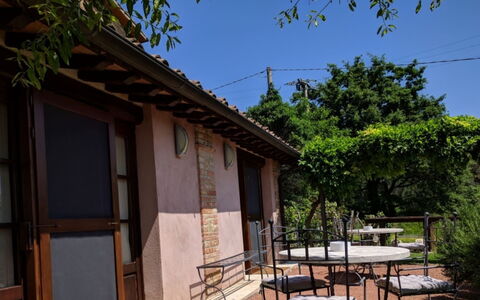 Podere della Bruciata: Puerta, Sombra, Cabaña, Silla, Balcón, Mueble Para Exteriores, Mesa Al Aire Libre, Patio Interior, Yarda, Manchas De Madera