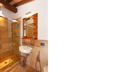 Podere della Bruciata: Piso, Diseño De Interiores, Pared, Arreglo De Tubería, Suelo, Baño, Madera, Techo, Lavabo Del Baño, Lavabo