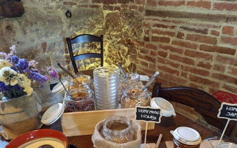Podere della Bruciata: Mueble, Restaurante, Silla, Manchas De Madera, Utensilios Para Servir, Vajilla, Comida, Estantería, Cocina Y Comedor Mesa, Comedor