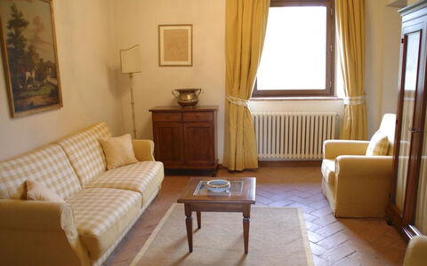 Magnolia e Camelia: Mueble, Diseño De Interiores, Piso, Madera, Suelo, Habitación, Sofá, Sala, Marco, Mesa