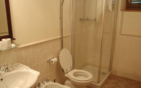 Magnolia e Camelia: Asiento Del Baño, Baño, Arreglo De Tubería, Pared, Baño, Lavabo Del Baño, Suelo, Piso, Lavabo, Diseño De Interiores