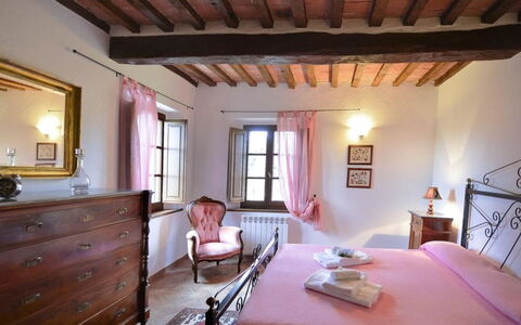 Il Tinaio: Pared, Mueble, Cama, Casa, Casa, Habitación, Asentamientos Humanos, Sábana, Marco De La Cama, Lecho