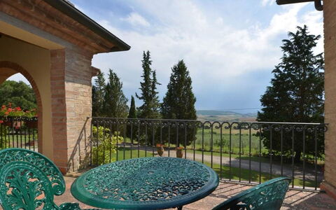 Il Tinaio: Mueble, Silla, Mueble Para Exteriores, Manchas De Madera, Planta De Casa, Sala, Villa, Mesa De Café, Hacienda