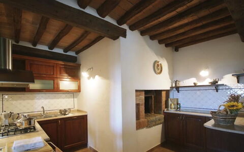 Santo Stefano: Diseño De Interiores, Cocina, Madera, Piso, Mostrador, Aparato De Cocina, Techo, Mueble, Suelo, Encendiendo