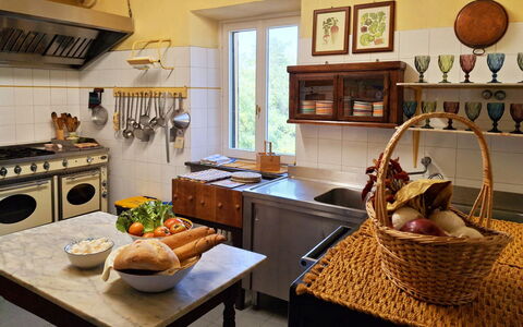 La Palazzina: Mueble, Cocina, Aparato De Cocina, Diseño De Interiores, Mostrador, Madera, Piso, Gabinetes, Electrodoméstico, Encendiendo