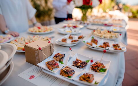 La Palazzina: Comida, Vajilla, Comer Con Los Dedos, Mesa, Vajilla, Mueble, Utensilios Para Servir, Desayuno Tardío, Plato