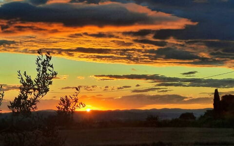 La Palazzina: Cielo, Resplandor Crepuscular, Naturaleza, Puesta De Sol, Horizonte, Oscuridad, Nube, Naranja, Paisaje Natural, Amarillo