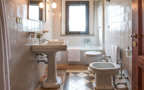 Villa Giuncheto: Arreglo De Tubería, Piso, Baño, Lavabo Del Baño, Lavabo, Suelo, Grifo, Plomería, Puerta, Departamento