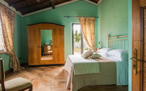 Villa Giuncheto: Mueble, Diseño De Interiores, Cama, Habitación, Pared, Piso, Suelo, Madera, Habitación, Linos