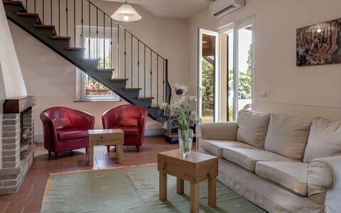 Bellaria: Mueble, Diseño De Interiores, Piso, Suelo, Pared, Sofá, Madera, Habitación, Sala, Techo