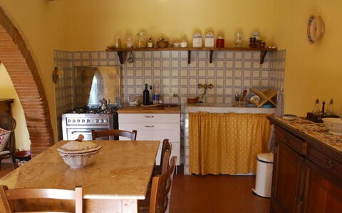 Podere Torre: Mueble, Diseño De Interiores, Piso, Madera, Cocina, Habitación, Suelo, Gabinetes, Mesa, Encendiendo