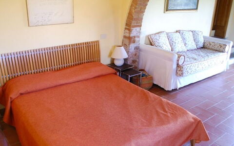 Podere Torre: Mueble, Habitación, Cama, Diseño De Interiores, Piso, Suelo, Sábana, Lecho, Habitación, Marco De La Cama