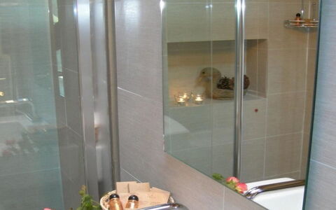 Villa la Tabaccaia: Baño, Arreglo De Tubería, Diseño De Interiores, Piso, Plomería, Suelo, Loseta, Vaso, Habitación, Puerta De La Ducha