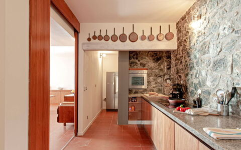 Villa Baia al Mare: Pared, Cocina, Madera, Piso, Diseño De Interiores, Mostrador, Techo, Suelo, Casa, Lámpara