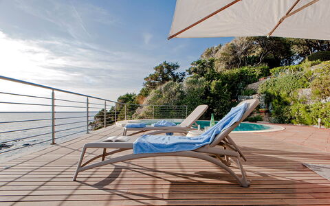 Villa Baia al Mare: Azul, Agua, Mueble Para Exteriores, Mueble, Silla, Paraguas, Recurso, Sunlounger, Sombra, Eco Hotel
