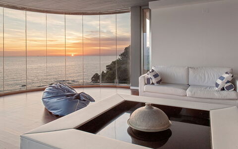 Villa Baia al Mare: Mueble, Diseño De Interiores, Suelo, Piso, Sala, Sofá, Encendiendo, Habitación, Mar, Techo