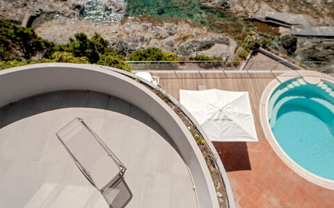 Villa Baia al Mare: Piscina, Recurso, Mar, Oceano, Jacuzzi, Hotel, Costa, Balcón, Ciudad De Vacaciones