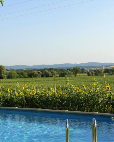 Casalunga: Azul, Piscina, Sombra, Mueble Para Exteriores, Paisajismo, Reflexión, Eco Hotel, Fuente De Agua, Patio Interior