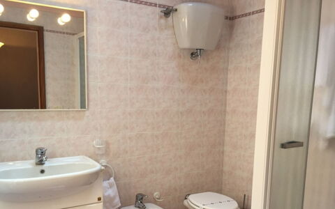 Case Belle: Pared, Piso, Suelo, Diseño De Interiores, Madera, Arreglo De Tubería, Lavabo Del Baño, Habitación, Lavabo, Baño