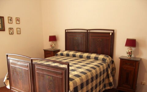 Vallocchie: Mueble, Cama, Habitación, Madera, Sábana, Lecho, Piso, Diseño De Interiores, Suelo, Marco De La Cama