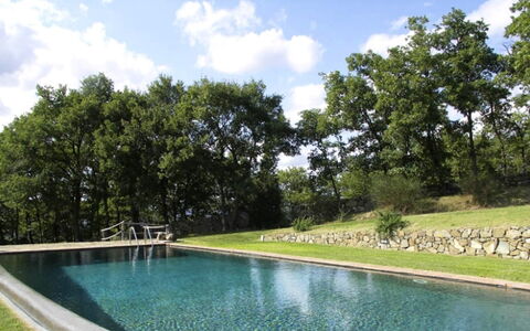 Vallocchie: Jardín, Piscina, Fuente De Agua, Césped, Sombra, Paisajismo, Patio Interior, Estanque, Reflexión, Parque