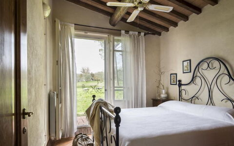 Villa Il Poggio: Mueble, Diseño De Interiores, Habitación, Cama, Piso, Suelo, Marco De La Cama, Encendiendo, Lecho, Sábana