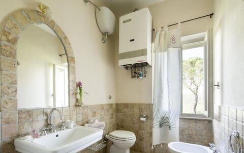 Villa Il Poggio: Pared, Arreglo De Tubería, Diseño De Interiores, Piso, Suelo, Lavabo, Baño, Grifo, Lavabo Del Baño, Plomería