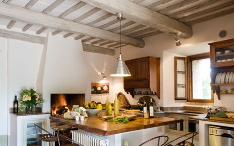 Villa Pipirelli: Mueble, Diseño De Interiores, Madera, Piso, Techo, Casa, Cocina, Mesa, Lámpara, Silla