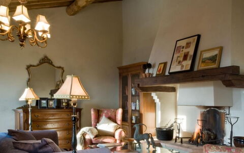 Villa Pipirelli: Mueble, Diseño De Interiores, Pared, Encendiendo, Sala, Piso, Casa, Habitación, Lámpara, Suelo