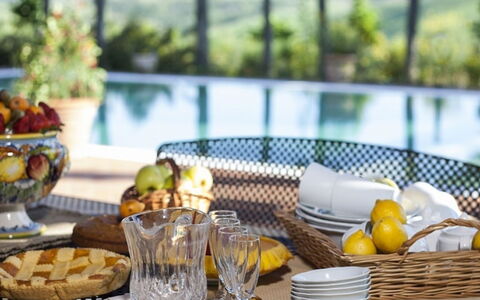 Villa Santa Virginia: Vajilla, Mueble, Utensilios Para Servir, Mesa, Comida, Drinkware, Vajilla, Fruta, Manteles, Silla