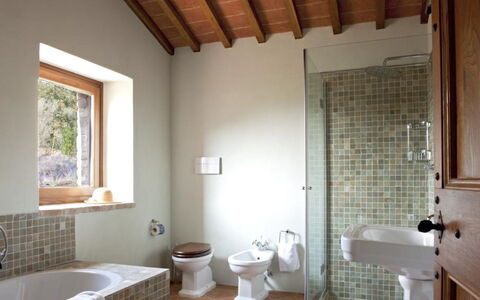 Villa del Cammino: Baño, Pared, Arreglo De Tubería, Piso, Diseño De Interiores, Suelo, Grifo, Plomería, Casa, Lavabo Del Baño