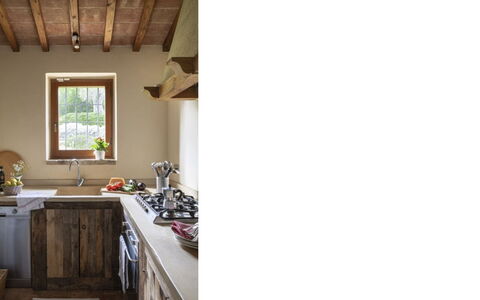 Villa Torre: Madera, Mueble, Piso, Diseño De Interiores, Mostrador, Cocina, Casa, Suelo, Aparato De Cocina, Habitación