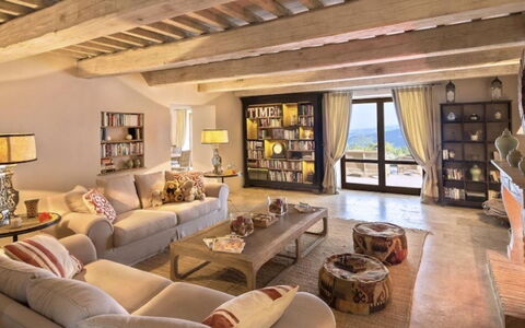 Villa Santa: Mueble, Diseño De Interiores, Pared, Sofá, Piso, Sala, Techo, Habitación, Casa, Suelo