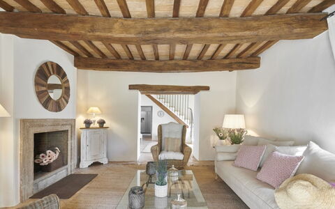 Villa Sibilla: Mueble, Diseño De Interiores, Pared, Sofá, Madera, Techo, Piso, Suelo, Sala, Casa