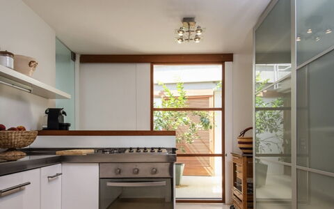 Villa Cala Moresca: Cocina, Diseño De Interiores, Mostrador, Pared, Madera, Mueble, Aparato De Cocina, Piso, Gabinetes, Casa