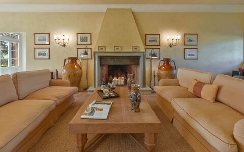 Villa Moscato: Mueble, Diseño De Interiores, Sofá, Piso, Pared, Suelo, Habitación, Madera, Techo, Sala