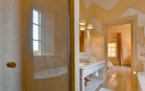 Villa Moscato: Diseño De Interiores, Pared, Piso, Suelo, Techo, Baño, Arreglo De Tubería, Encendiendo, Habitación, Bañera