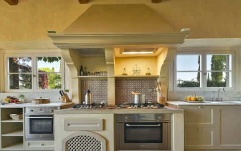 Villa Moscato: Cocina, Diseño De Interiores, Aparato De Cocina, Mueble, Electrodoméstico, Estufa De Cocina, Mostrador, Piso, Gabinetes, Casa