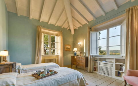 Villa Moscato: Mueble, Pared, Diseño De Interiores, Habitación, Casa, Techo, Cama, Piso, Casa, Habitación