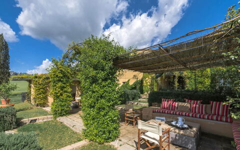 Villa Il Serraglio: Jardín, Arbusto, El Terreno Del Lote, Planta De La Comunidad, Paisajismo, Cobertura Del Suelo, Yarda, Patio Interior, Inmuebles