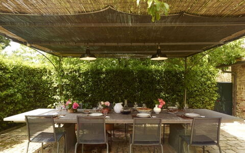 Villa del Riccio: Mueble, Mesa, Mueble Para Exteriores, Silla, Mesa Al Aire Libre, Cocina Y Comedor Mesa, Sombra, Patio Interior, Jardín, Estructura Al Aire Libre