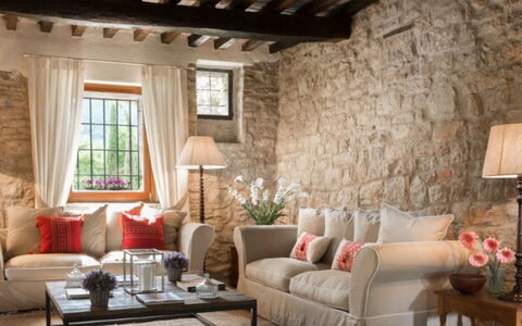 Villa Savino: Mueble, Diseño De Interiores, Pared, Sofá, Piso, Sala, Madera, Mesa, Textil, Habitación